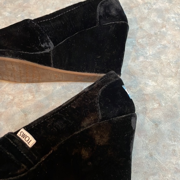 Toms black velvet wedge shoes (sz 8) - Picture 11 of 11
